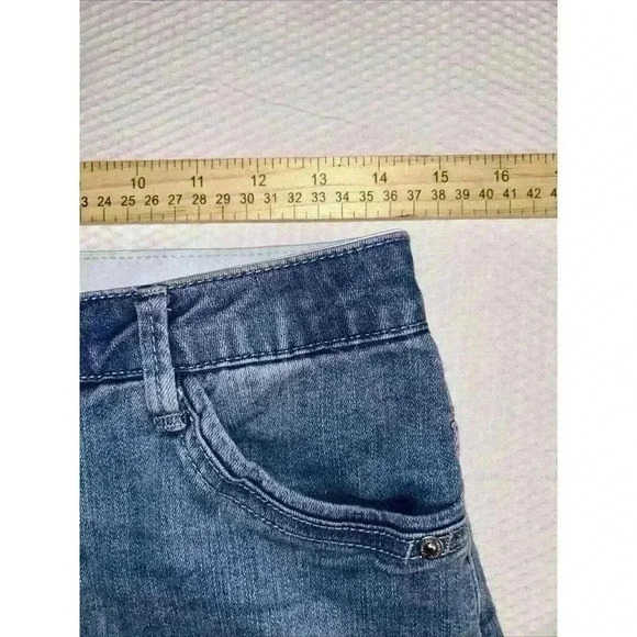 Democracy Size 6 AB Technology Women's 4” Inseam Medium Wash Jean Shorts Classic - Picture 3 of 8